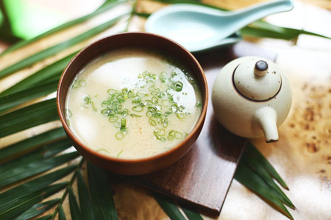 Inilah beberapa makanan yang dapat membuat kulit lebih indah, tidak berjerawat, dan awet muda. Mulai dari miso sampai tomat.
