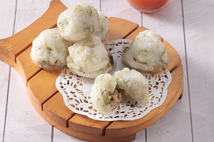 Mengisi waktu santai bisa dilakukan dengan membuat camilan spesial, salah satunya cireng isi bakso. Mudah, ini cara membuatnya!