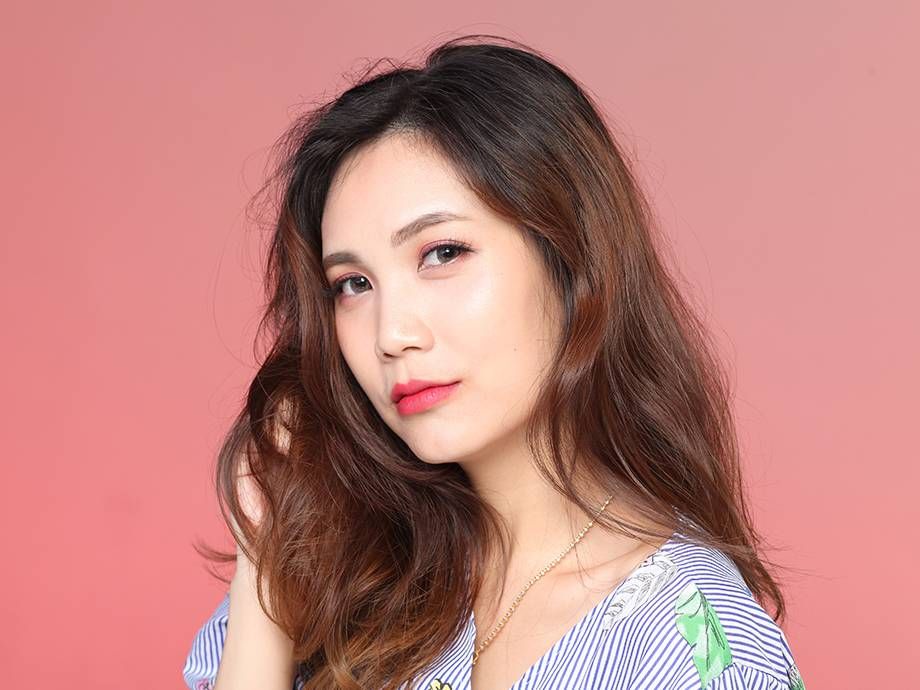 Inilah tips make up dewy atau glowing untuk kulit berminyak. Mulai dari skincare sampai setting spray.