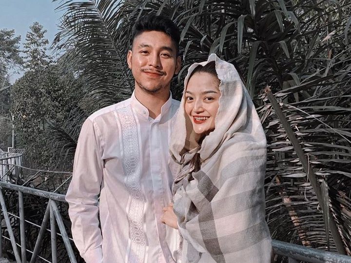 Pasangan selebriti Siti Badriah dan Krisjiana Baharudin mengumumkan kabar gembira. Diketahui Siti Badriah tengah mengandung anak pertama mereka.