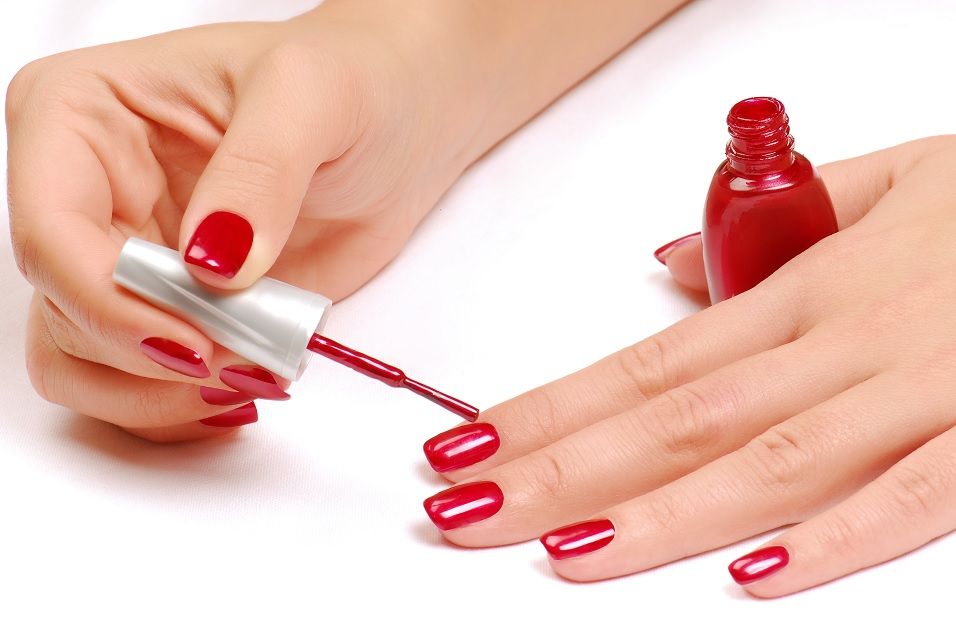 Tips membersihkan kutek dengan bahan alami agar kuku tidak kering dan kasar. Mudah loh cuma butuh 3 bahan ini