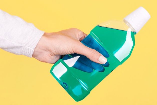 Belum banyak diketahui, ternyata obat kumur juga bisa dimanfaatkan untuk membersihkan rumah loh.
Yuk simak!