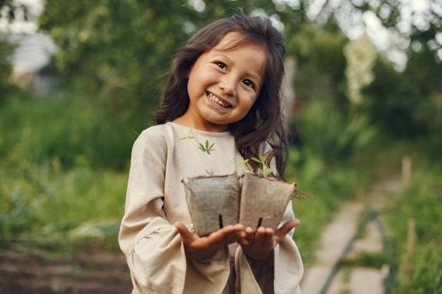 Belajar di alam adalah aktivitas yang menyenangkan untuk anak. Yuk simak 7 kegiatan ini, supaya anak senang merawat lingkungan dan alam.