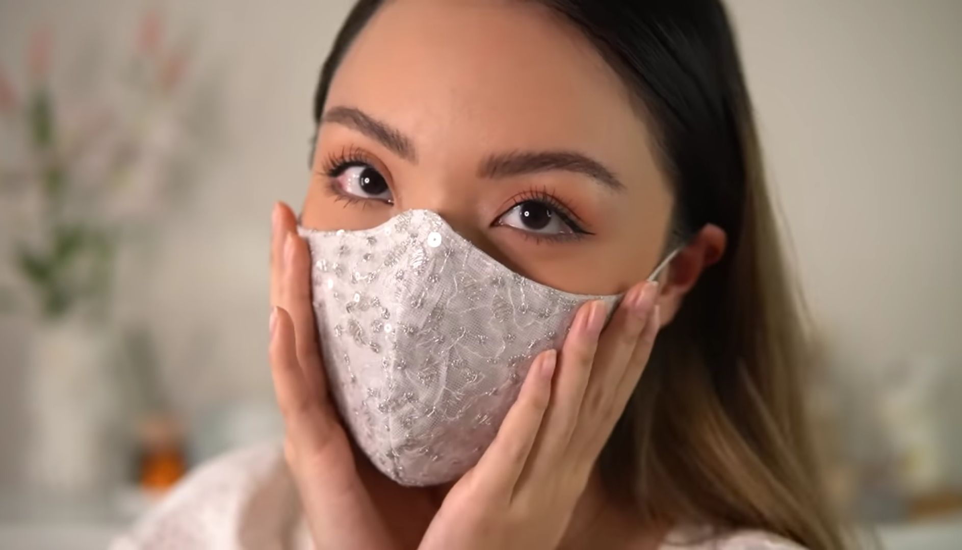 Bau mulut memang sering kita alami. Namun, apakah salah satu penyebabnya adalah masker yang kita pakai saat bepergian ke luar ruangan?