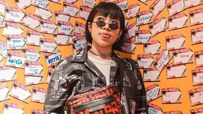 Rapper perempuan asal Indonesia, RAMENGVRL menceritakan pengalaman yang menginspirasinya membuat lagu WHO DIS.