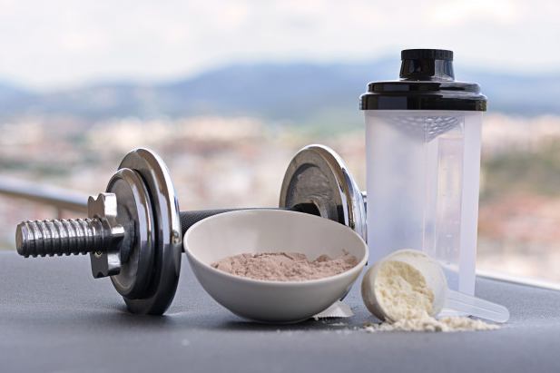 Banyak orang yang mengonsumsi suplemen protein dalam bentuk shake saat berolahraga. Kapan waktu yang tepat?