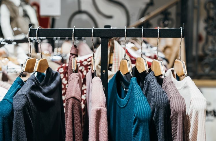 Slow fashion belakangan ini tengah digaungkan desainer dan brand di Indonesia. Lalu, apa sih slow fashion itu sendiri?