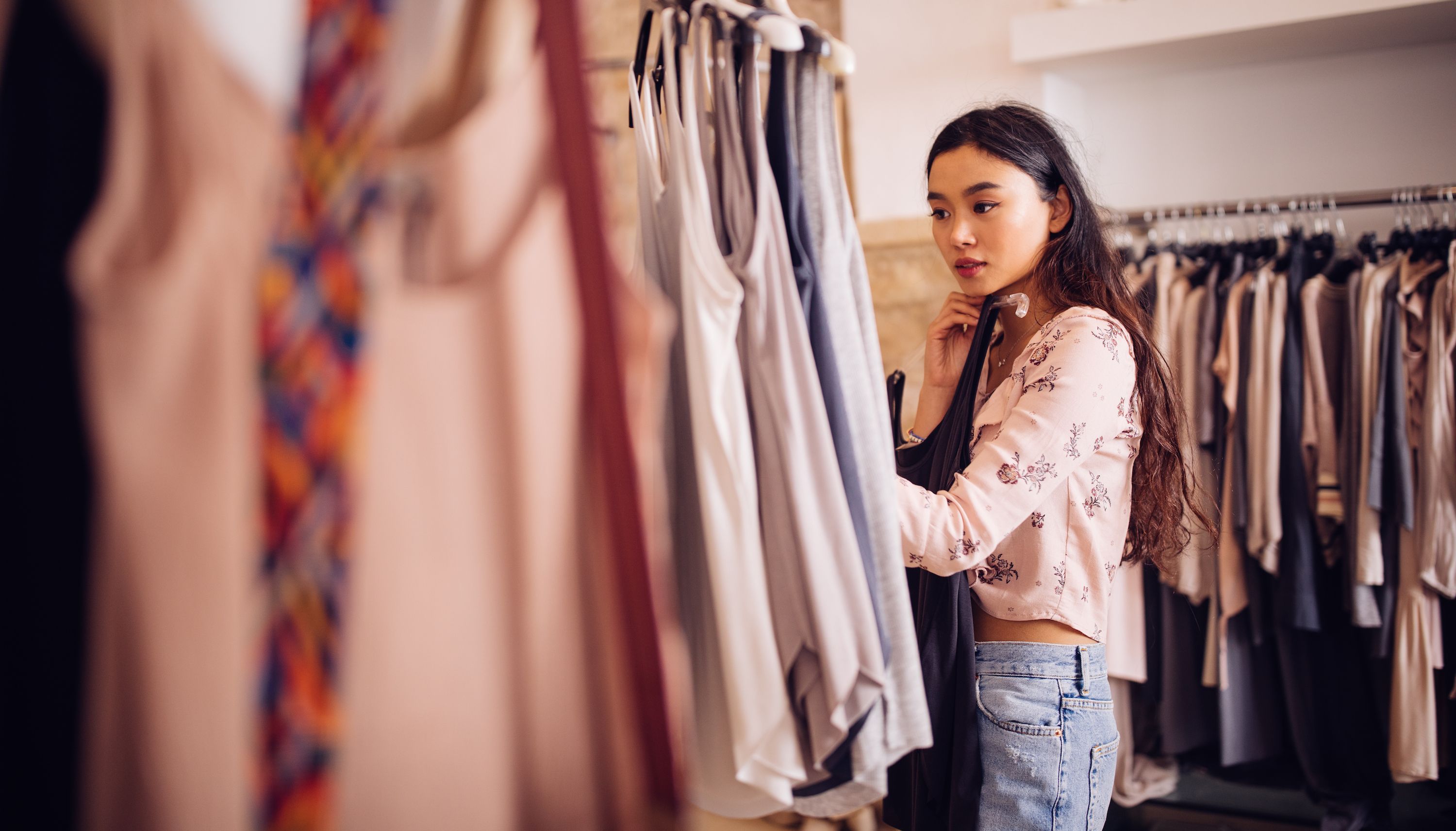Sekarang ini thrifting sangat booming, tapi itu disukai suka bukan hanya karena murah, tapi adanya kesadaran untuk menyelamatkan bumi.