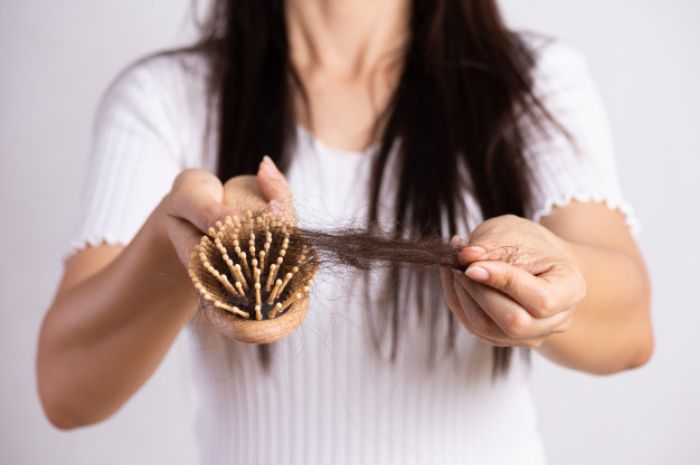 Ibu menyusui dapat mengalami rambut rontok dan beberapa masalah rambut lainnya. Simak cara merawat rambut untuk ibu menyusui berikut.