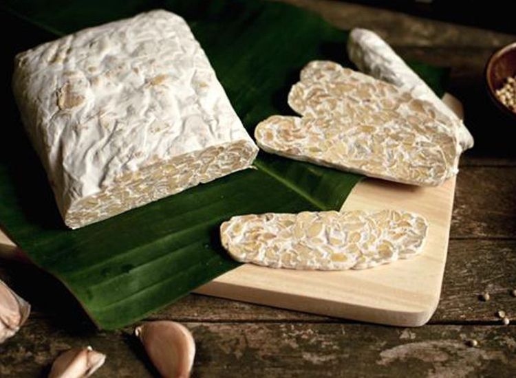 Kawan Puan, yuk eksperimen bikin tempe homemade di rumah. Coba resep cara membuat tempe yang enggak kalah nikmatnya seperti yang dijual di luar.