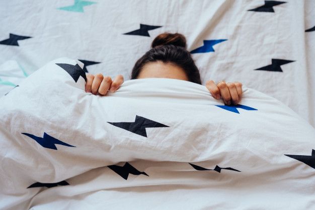 Waktu tidur yang cukup pada anak sangat penting bagi tumbuh kembangnya. Simak tips menerapkan waktu tidur yang teratur pada anak.