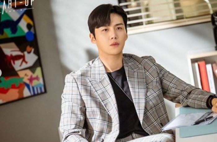 Aktor Kim Seon Ho dikeluarkan dari 2 film yang melibatkan dirinya. Hal ini merupakan buntut dari kasus pemaksaan aborsi yang menimpanya. 
