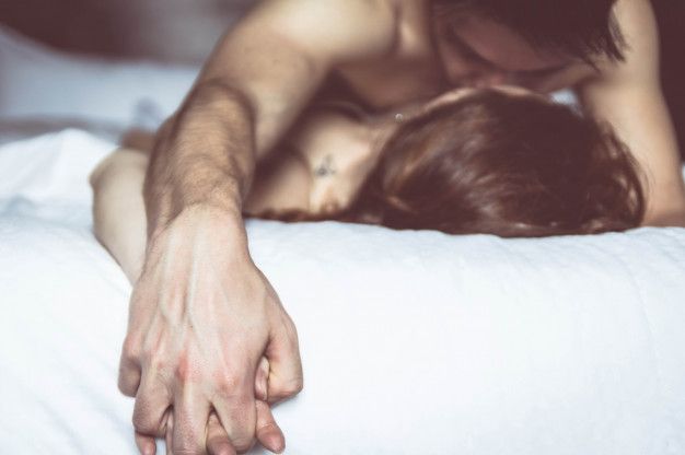 Jika kamu pernah atau bahkan sering melakukan 'pity sex' dengan pasangan. mari coba lakukan empat cara ini untuk mengatasi 'pity sex'.