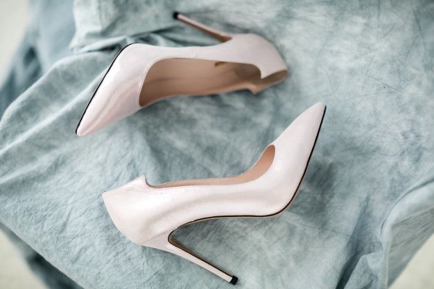 Salah satu jenis sepatu pada perempuan adalah sepatu hak. Sepatu hak dapat membuat postur tubuh terlihat lebih baik, lho. Ini dia 5 jenisnya. 
