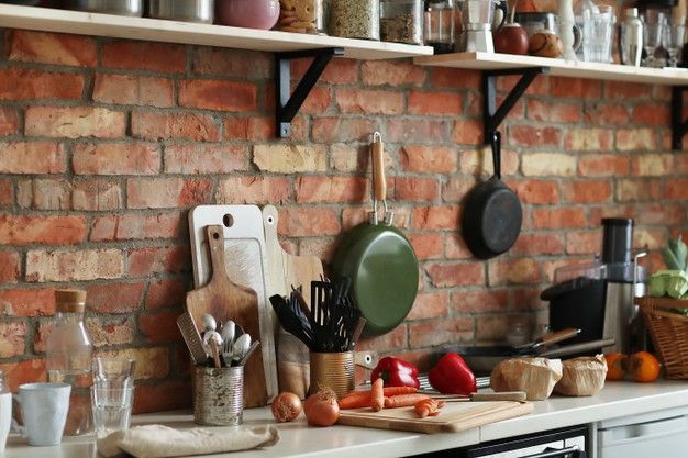 Peralatan dapur berbahan kayu sering kali mudah berubah warna dan retak. Simak tips perawatan barang dapur dari material kayu agar tahan lama.