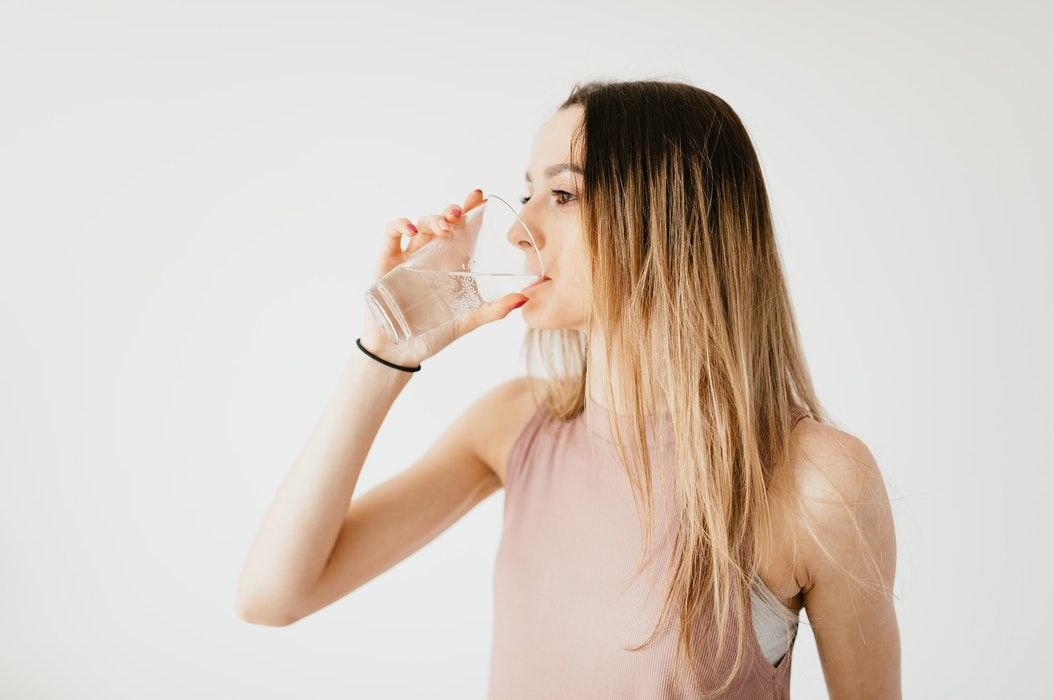 Minum air putih 8 gelas per hari selama puasa tetap bisa dilakukan. Begini tips yang bisa dicoba untuk memenuhi kebutuhan air selama puasa.