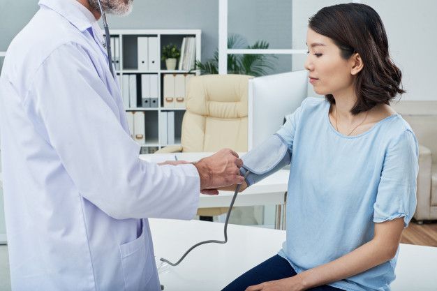 Tekanan darah tinggi sering disebut sebagai silent killer karena menyerang tanpa gejala. Yuk simak cara mengontrol tekanan darah tinggi berikut!