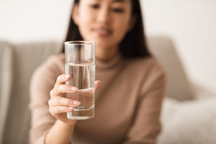 Minum air putih sangat berpengaruh untuk kesehatan tubuh kita. Tak hanya kebutuhan fisik, kebutuhan air putih berpengaruh terhadap kesehatan mental. 
