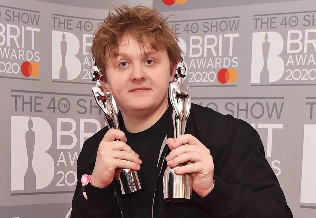  Lewis Capaldi mengalami Tourette Syndrome atau sindrom Tourette saat manggung. Kenali berbagai gejala dan penyebabnya.