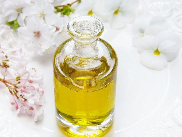 Pasti kita memiliki parfum kesayangan dan melakukan segala hal agar parfum tetap awet. Namun, parfum dapat mengalami kedaluwarsa. Ini ciri-cirinya. 