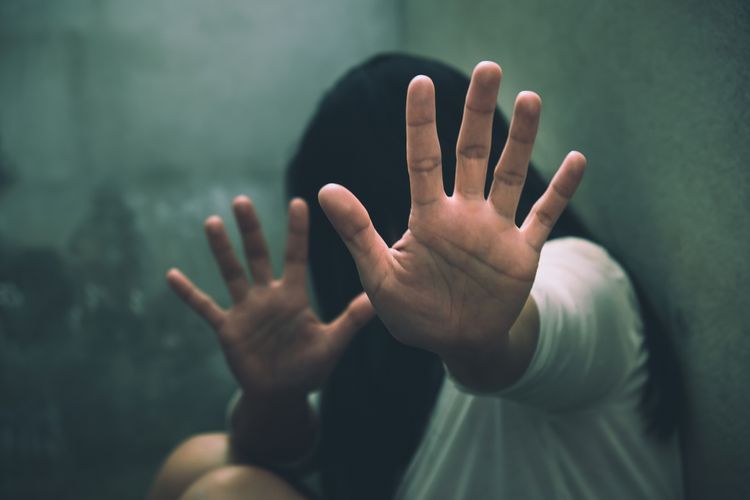 Pelecehan seksual dapat terjadi kapan saja dan dimana saja. Untuk itu, inilah 5 cara yang dapat kamu lakukan ketika kamu mengalami kekerasan seksual. 