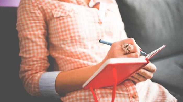 Menulis jurnal harian bisa bangkitkan pikiran positif lho. Tak hanya itu, jurnal harian juga punya banyak manfaat untuk kesehatan mental. Apa saja ya?