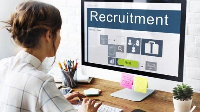 Ayo, tuliskan tiga hal yang harus dicantumkan dalam CV seorang lulusan baru atau fresh grad yang belum pernah bekerja supaya bisa dapat kerja