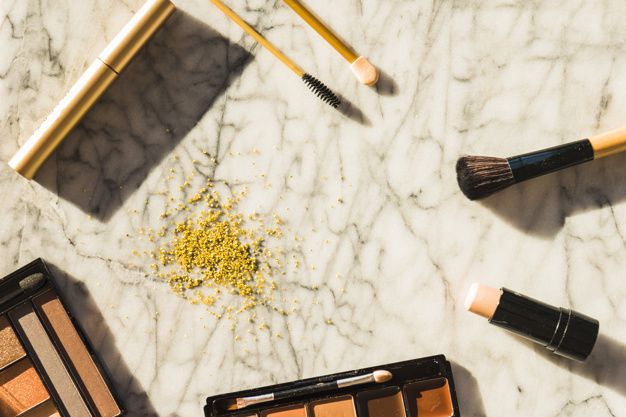 Ya, selagi belum kedaluwarsa, makeup yang rusak atau pecah masih bisa diperbaiki dan dipakai kembali kok. Gimana caranya?