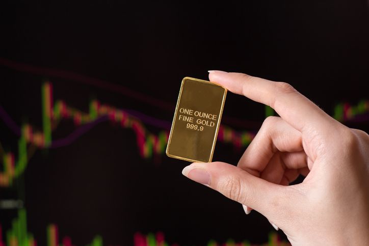 Jika belum percaya diri investasi emas sendirian, kamu bisa mencoba arisan emas di Pegadaian. Simaklah begini langkah dan mekanismenya!