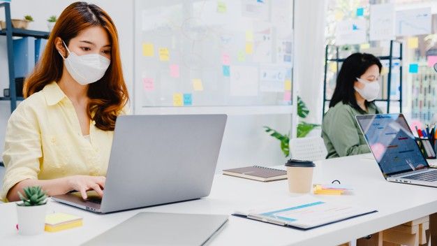 Apa itu glass ceiling? Pahami dan cari tahu penyebabnya supaya kamu bisa ikut melawan diskriminasi terhadap kaum perempuan di dunia kerja.