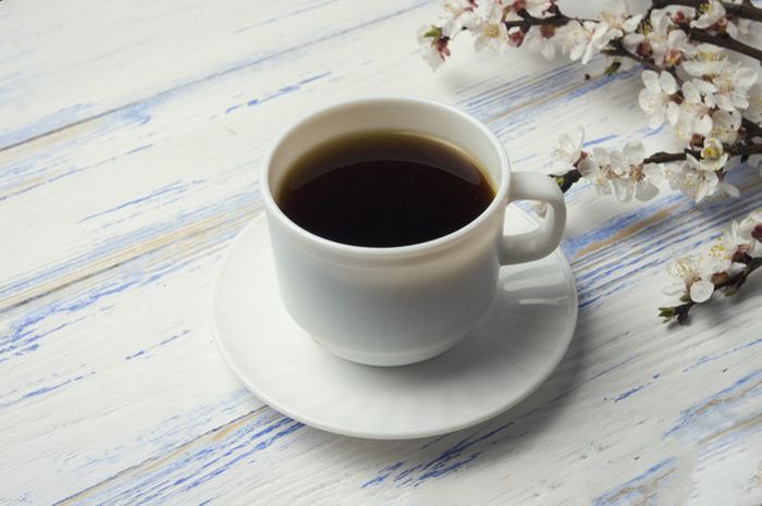 Kopi adalah salah satu minuman berkafein yang rutin dikonsumsi orang. Namun bagaimana jika mengonsumsinya selama bulan Ramadan? 