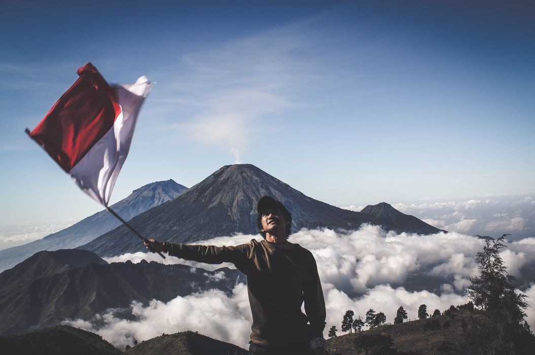 Meski belum bisa merayakan Kemerdekaan RI di gunung atau tempat eksotis lain, kamu tetap bisa kok menikmatinya di rumah