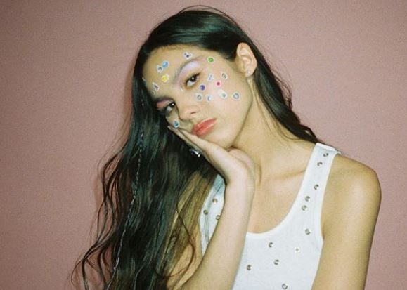 Olivia Rodrigo, penyanyi pendatang yang baru berusia 18 tahun, baru saja mengumumkan single barunya, “Deja Vu” yang akan dirilis besok.