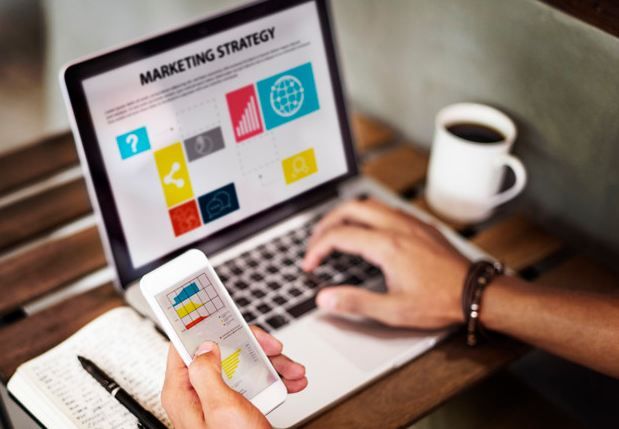 Ketahui beda conten writing dengan copywriting untuk digital marketing sebelum meminta penulis bantu promosikan bisnismu!