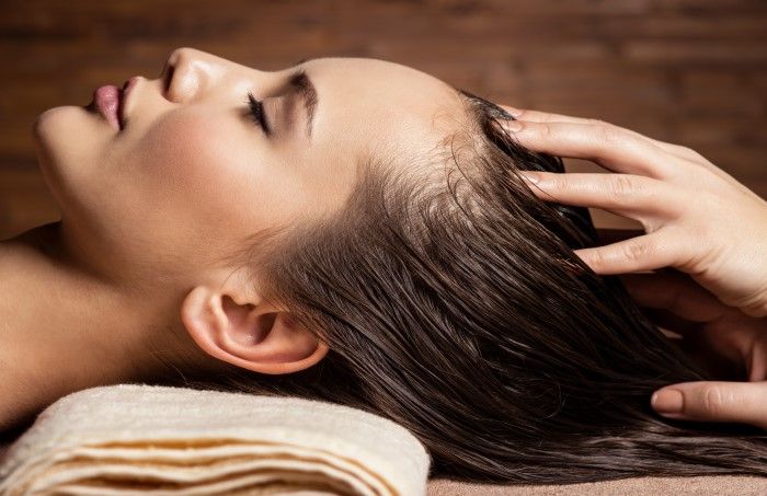 Kulit kepala juga butuh eksfoliasi untuk membuat kulit kepala sehat dan menghilangkan sel kulit mati. Simak tips eksfoliasi kulit kepala menurut ahli!
