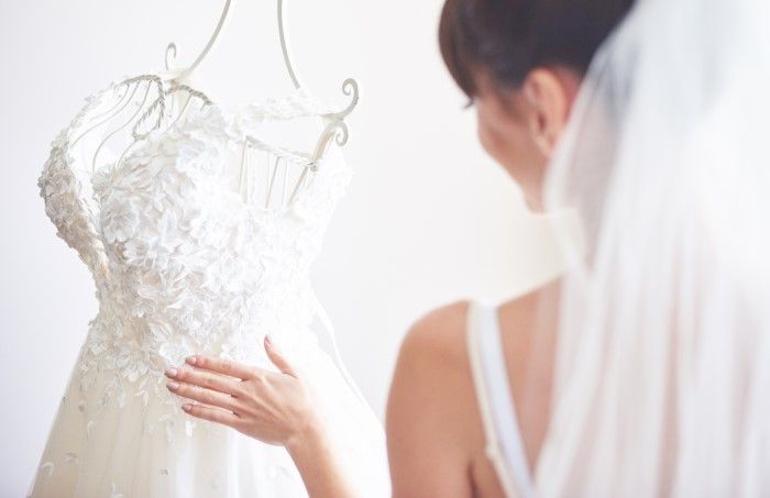 Gaun pengantin sering kali membuat banyak pasangan dilema memutuskan apakah akan menyewa atau membeli. Simak keuntungan dari menyewa gaun pengantin.