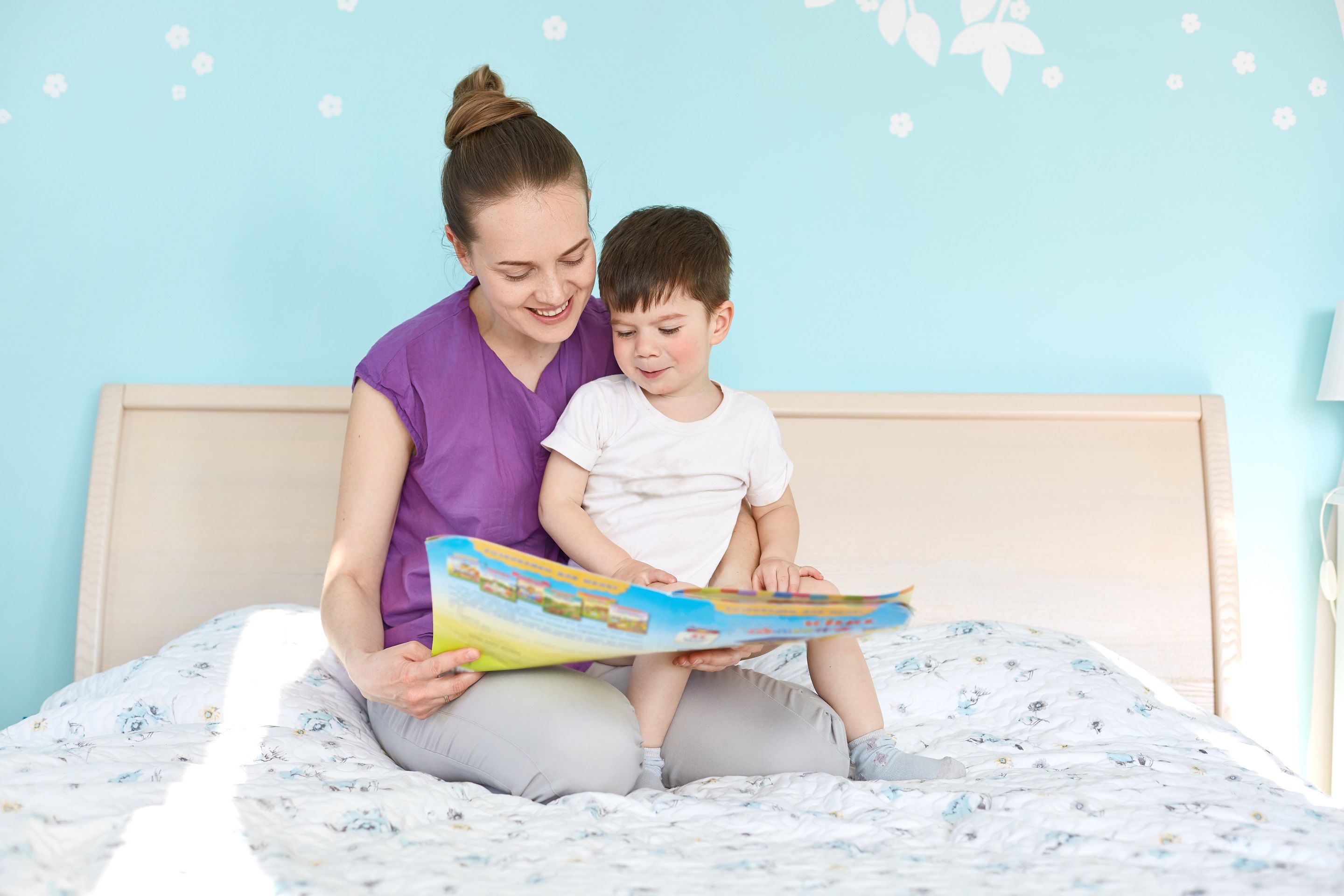 Ada banyak cara untuk membuat anak jadi pandai untuk membaca. Salah satunya ya, dengan rutin bacakan buku cerita.