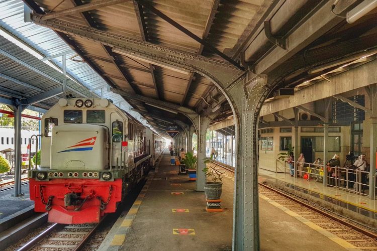 Berencana bepergian keluar kota dengan menggunakan kereta api? Simak dulu empat  aturan perjalanan terbaru yang berlaku mulai tanggal 1 April 2021!
