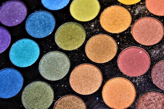 Sekarang semuanya serba online, termasuk membeli makeup. Banyak yang menjual makeup palsu atau KW! Inilah cara membedakannya ketika belanja online.