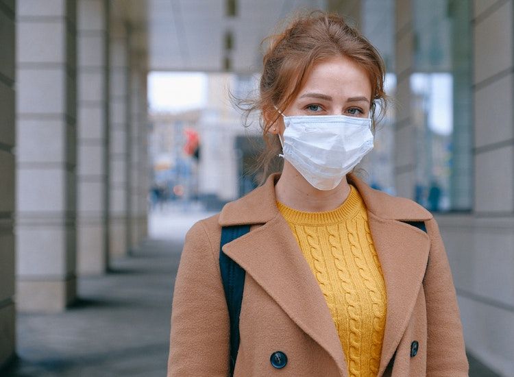 Jerawat yang timbul karena pemakaian masker biasa disebut dengan maskne, Kawan Puan. Ini cara ampuh mengatasinya!