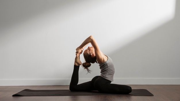 Meskipun di rumah saja, melakukan aktivitas olahraga sangat baik bagi tubuh. Salah satunya yoga,  jika kamu pemula, yuk coba gerakan dasar ini!
