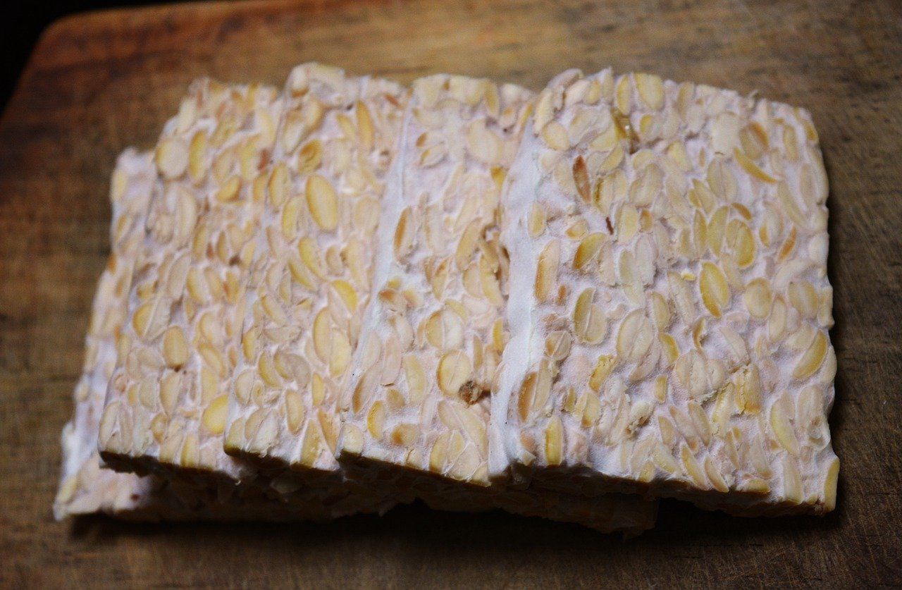 Bagaimana dengan tempe mentah? Apakah aman dikonsumsi? Nyatanya, tempe mentah ternyata tidak boleh dikonsumsi karena bisa berbahaya.
