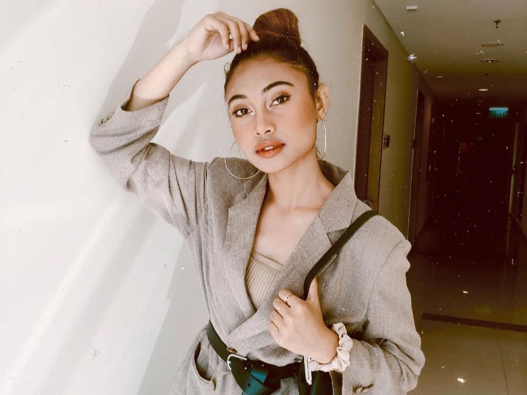 Novia Bachmid eks Indonesian Idol memiliki selera fashion yang super chic dan stylish. Intip inspirasi fashion Novia berikut.