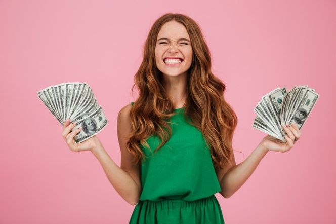 Dalam hal keuangan, perempuan kadang memiliki tantangan yang lebih besar. Lakukanlah tips keuangan berikut untuk jadi perempuan mandiri finansial.