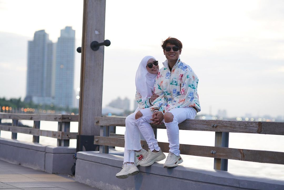 Untuk kita yang sedang mencari inspirasi fashion untuk kondangan atau hangout bareng pasangan, intip inspirasi dari Lesty Kejora dan Rizky Billar