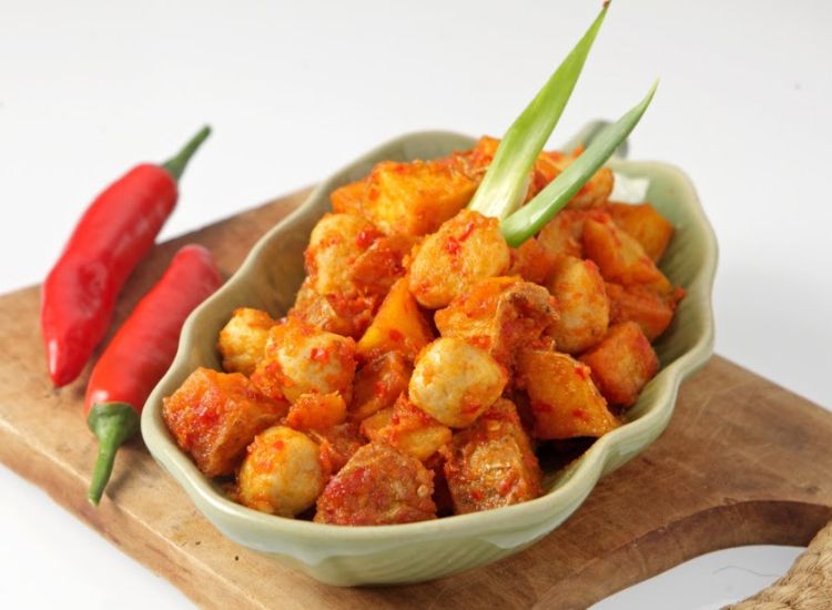 Sambal goreng kentang termasuk menu lebaran yang tak bisa dilewatkan. Yuk, simak 6 tips memasak mudah sambal goreng kentang berikut.