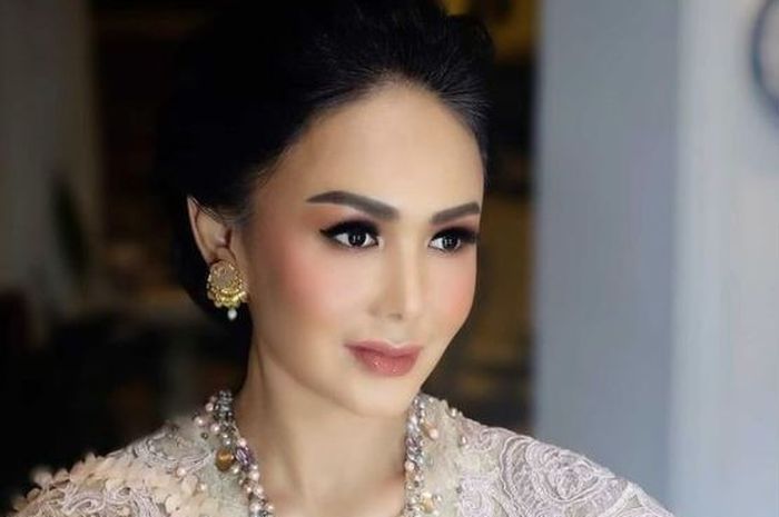 Penyanyi berusia 48 tahun ini selalu tampil awet muda. Simak berikut rahasia Yuni Shara terus tampil awet muda dan cantik di usianya sekarang.