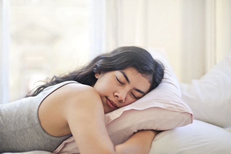 Tidur memiliki banyak manfaat bagi kesehatan tubuh. Namun, posisi tidur yang salah berikut ini bisa berpengaruh pada kesehatan kulit. Apa saja ya?