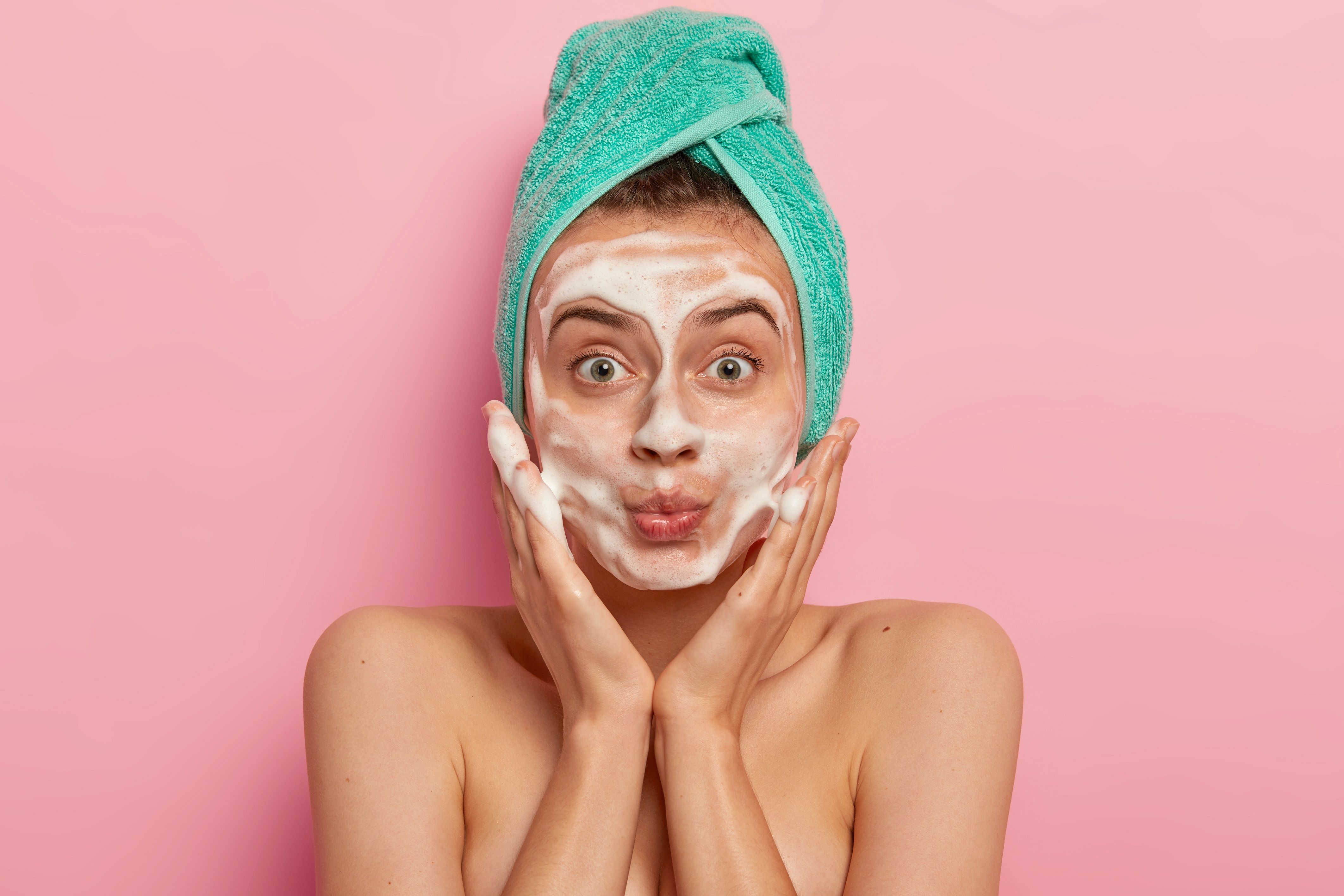 Perempuan perlu tahu lima efek samping mencuci wajah pakai sabun mandi. Termasuk menyebabkan kulit kering.