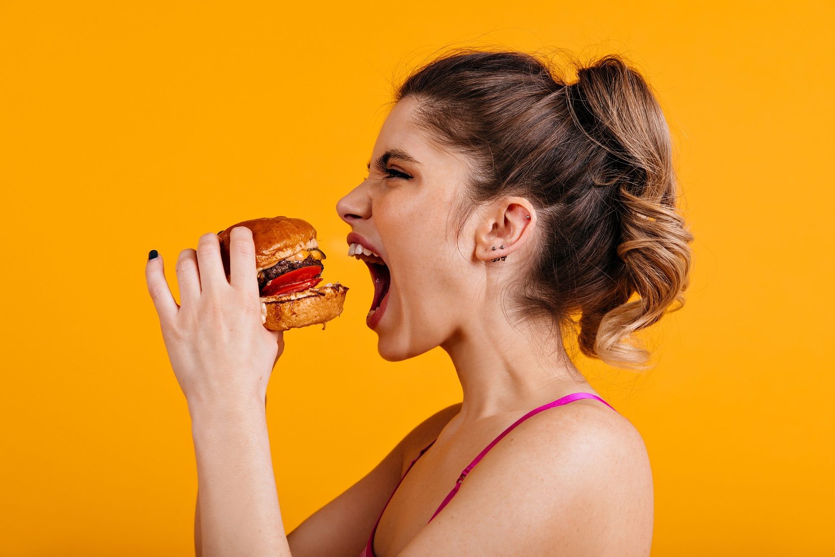 Mengonsumsi makanan dengan jumlah banyak di kala stres kerap menjadi kebiasaan setiap orang. Hal tersebut adalah emotional eating yang harus diatasi!